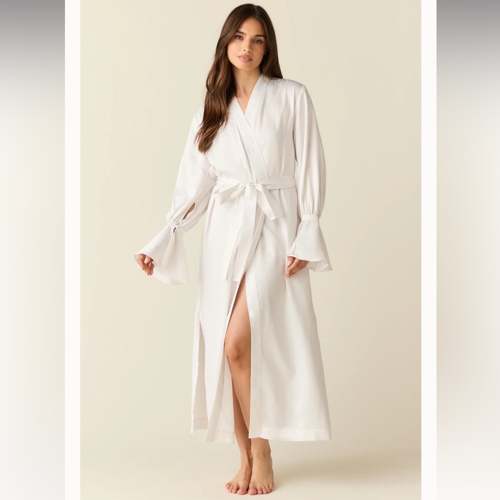Mason Grey LA Juliette Luxe Satin Cuff Robe in Blanc